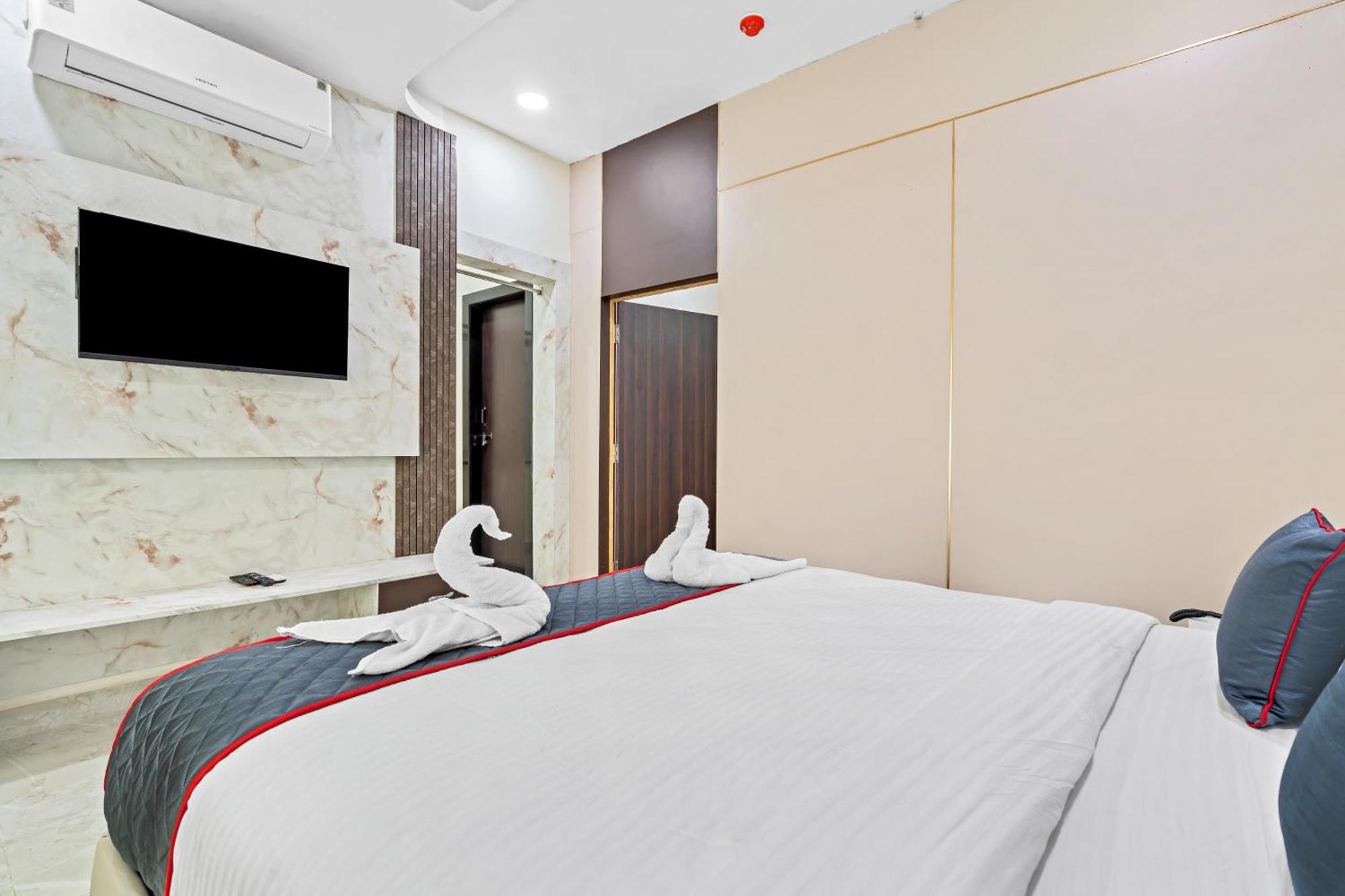 Hotel Sky Land Khammam Екстер'єр фото
