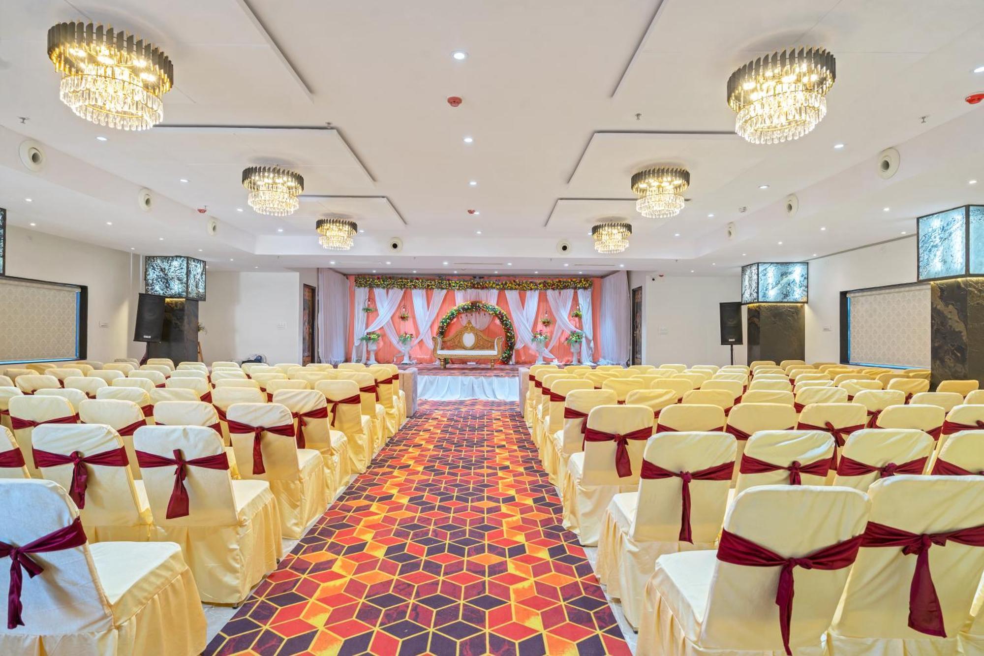 Hotel Sky Land Khammam Екстер'єр фото
