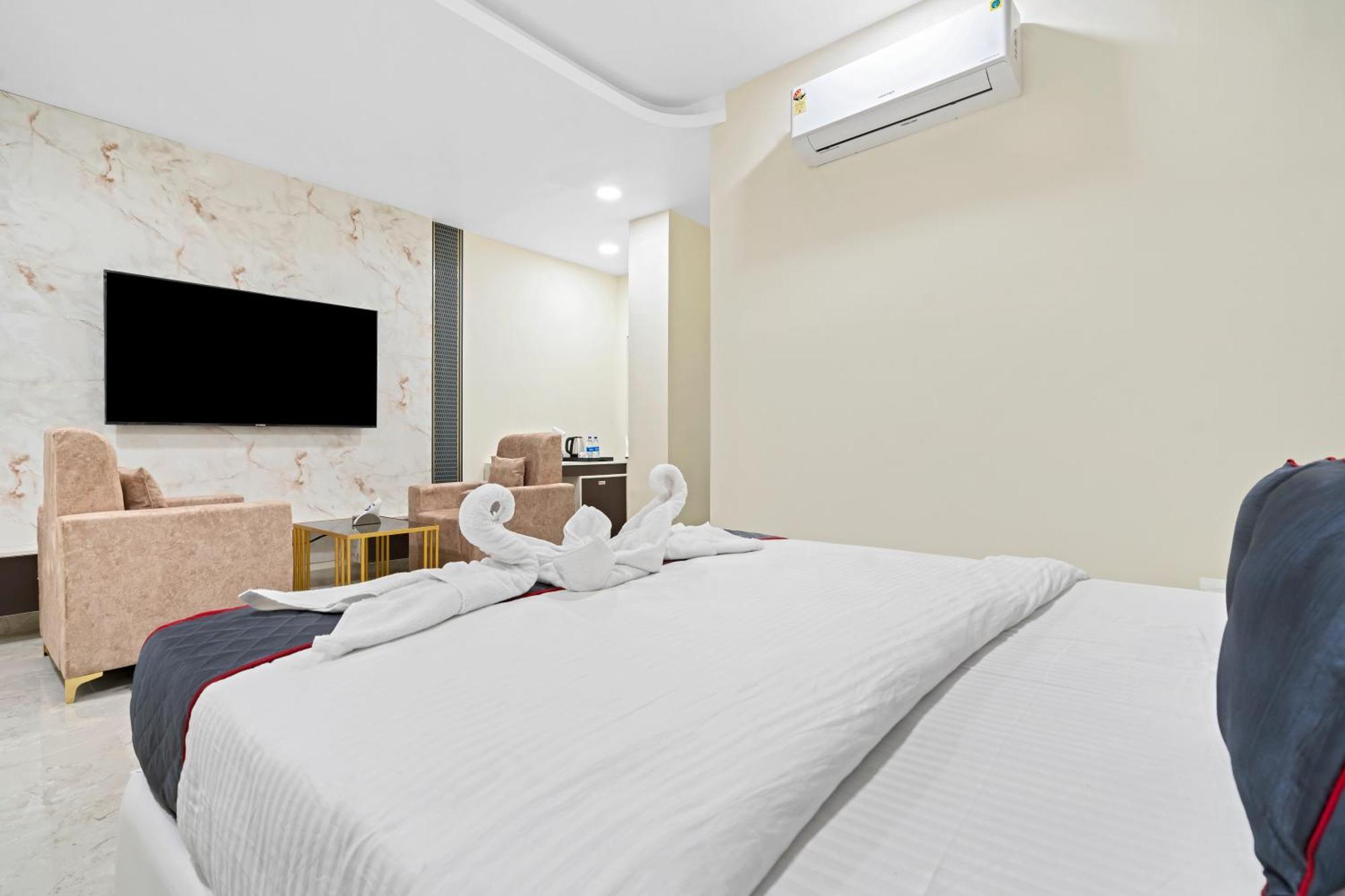 Hotel Sky Land Khammam Екстер'єр фото